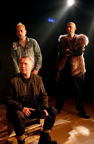 ee5pukfvaaa3zbc - resize